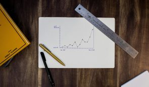 Definisi Upselling, Contoh, Manfaat, dan Strateginya untuk Perusahaan